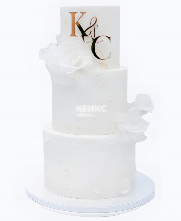 Белоснежный свадебный торт с инициалами молодоженов Фото