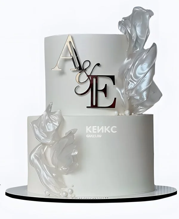 Свадебный торт белый с инициалами и воздушными фигурками Фото