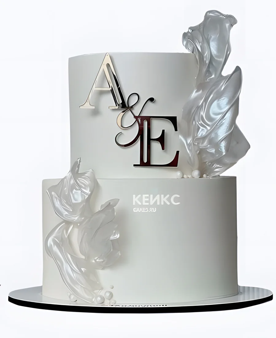 Свадебный торт белый с инициалами и воздушными фигурками Фото