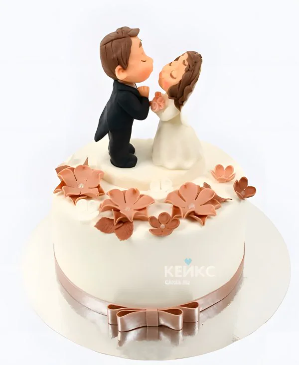 Торт мастика на свадьбу с фигурами молодоженов Торт мастика на свадьбу с фигурами молодоженов Фото