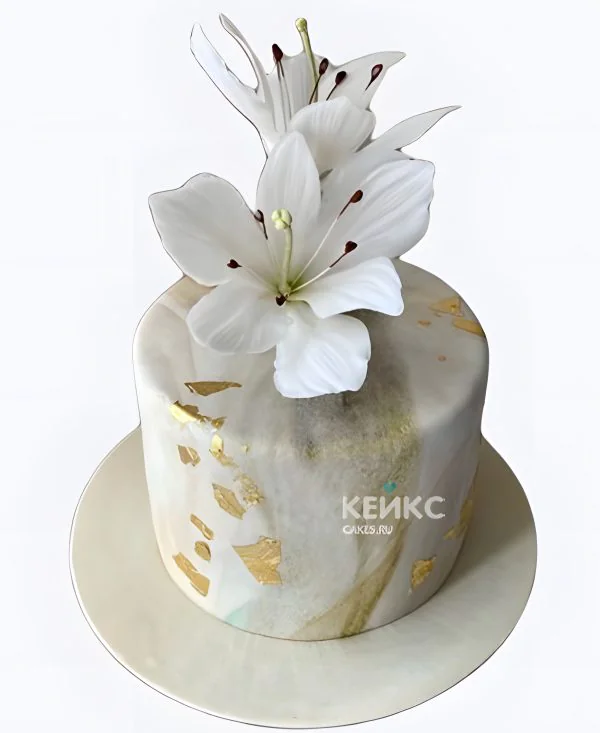 Свадебный торт с белыми лилиями и золотыми вкраплениями Фото