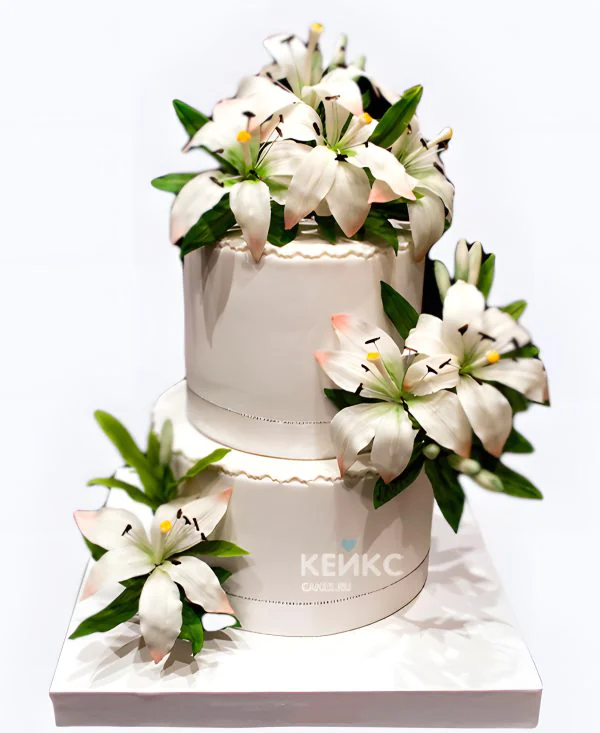 Свадебный торт с белыми лилиями Фото