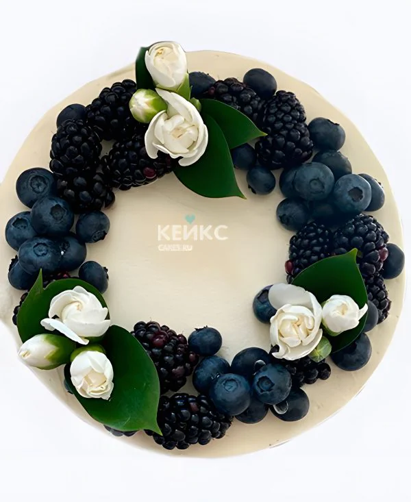 Свадебный торт с ежевикой голубикой и белыми розочками Свадебный торт с ежевикой голубикой и белыми розочками Фото