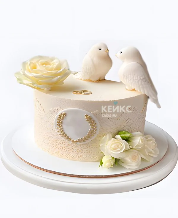 Маленький белый свадебный торт с птичками Фото