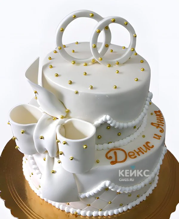Двухъярусный свадебный торт с именами и кольцами Фото