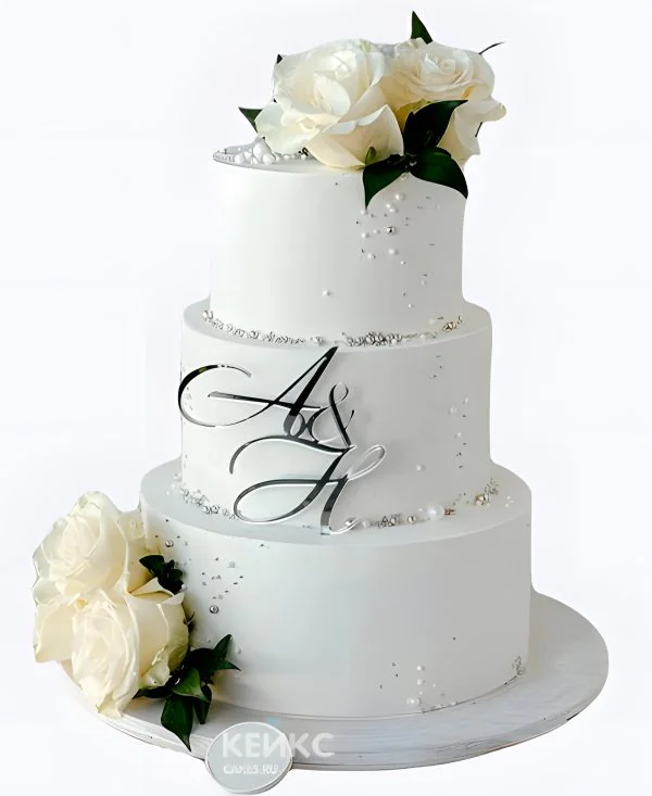 Свадебный торт с инициалами белыми розами и жемчугом Свадебный торт с инициалами белыми розами и жемчугом Фото