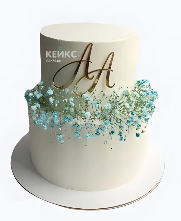 Свадебный торт с инициалами и голубыми цветочками Фото