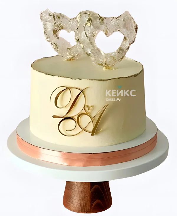 Свадебный торт с инициалами и сердечками Фото