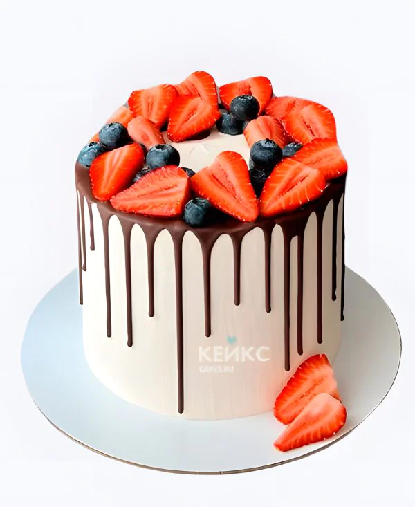 Торт на день рождения с клубникой и голубикой с подтеками Торт на день рождения с клубникой и голубикой с подтеками Фото