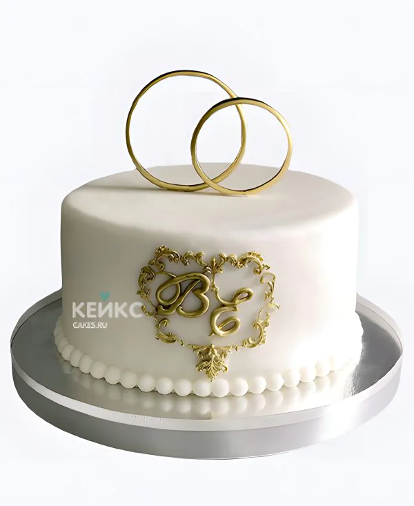Свадебный торт с кольцами и инициалами Фото