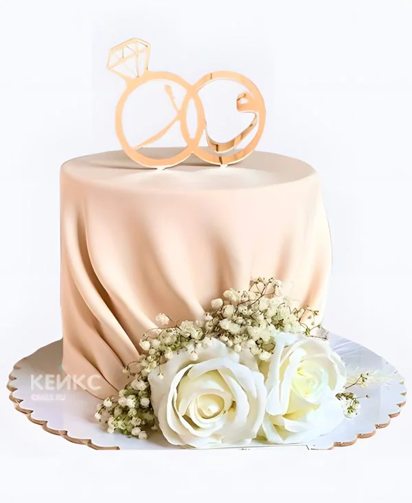 Свадебный торт с кольцами розами и драпировкой Фото