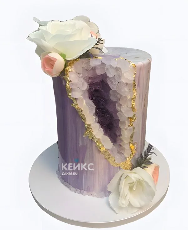 Одноярусный свадебный торт с фиолетовой жеодой из изомальта Фото