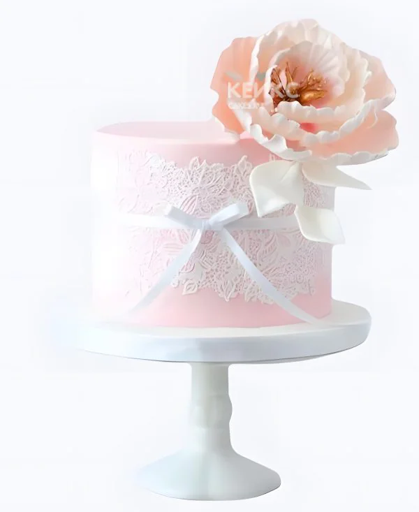 Свадебный торт с кружевом и бантиком Свадебный торт с кружевом и бантиком Фото