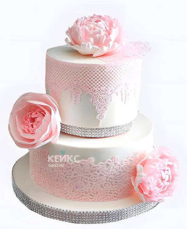 Свадебный торт с кружевом и розовыми пионами Свадебный торт с кружевом и розовыми пионами Фото