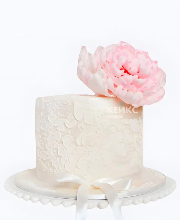 Свадебный торт с пионом узорами и бантиком Фото