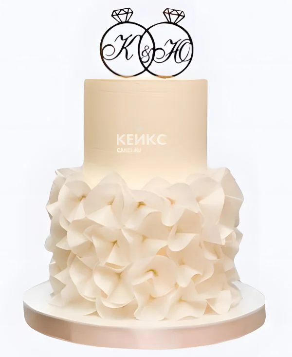 Свадебный торт с рюшами Инициалы в кольцах Фото