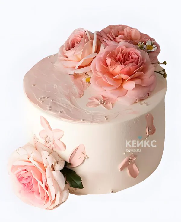 Свадебный торт с розами и лепестками Свадебный торт с розами и лепестками Фото