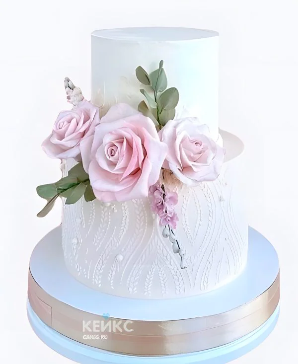 Свадебный торт с розами и узорами Свадебный торт с розами и узорами Фото