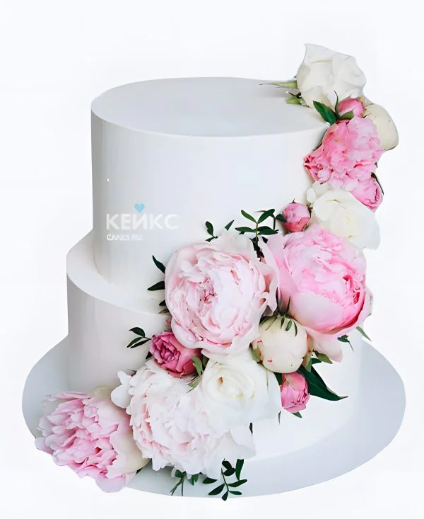 Свадебный торт с розовыми пионами и белыми розами Фото