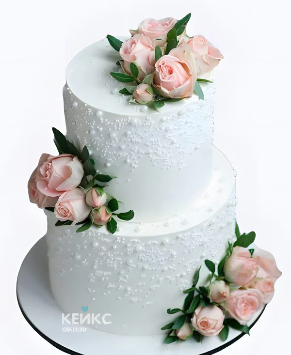 Свадебный торт с розовыми розами и жемчугом Свадебный торт с розовыми розами и жемчугом Фото