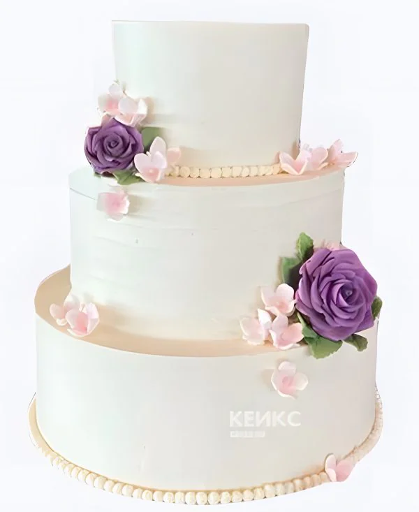 Свадебный торт с сиреневыми розами и мелкими цветочками Свадебный торт с сиреневыми розами и мелкими цветочками Фото