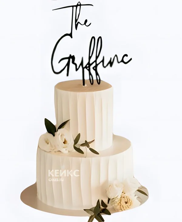 Свадебный торт с живыми белыми розами и объемной надписью Свадебный торт с живыми белыми розами и объемной надписью Фото