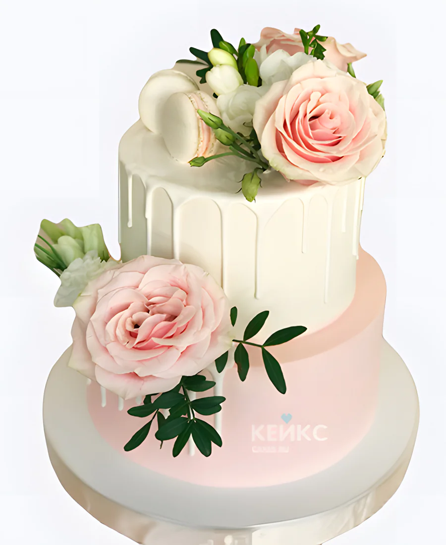 Свадебный торт с живыми цветами розы и макарунс Фото