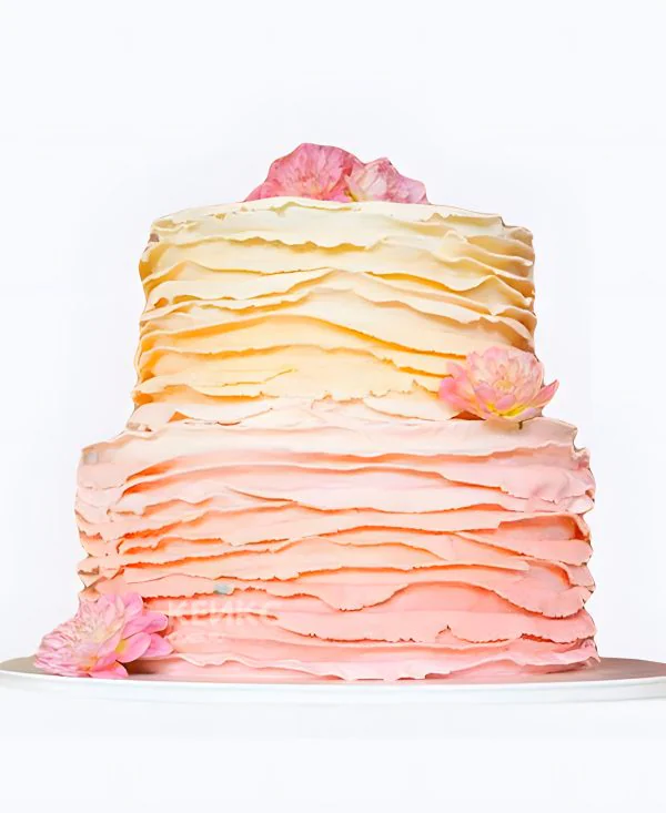 Свадебный торт в стиле Омбре желто-персиковый с цветами Фото