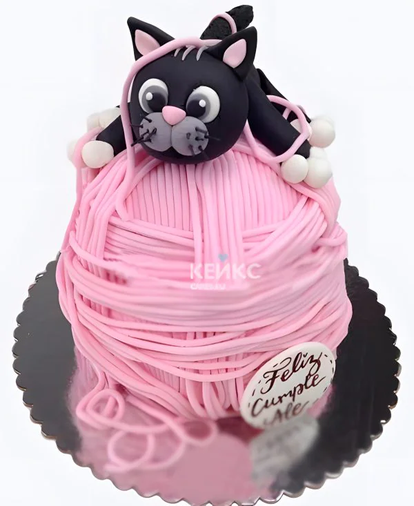 Торт девочке с котиком на клубке ниток Торт девочке с котиком на клубке ниток Фото