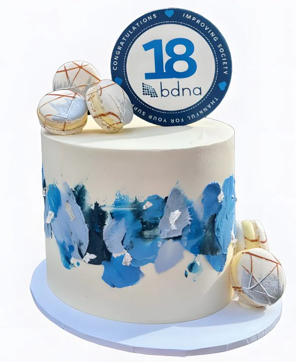 Торт коллегам с макарон и синими мазками Фото