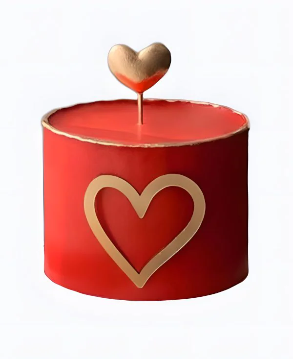 Торт красный с золотым сердцем Фото