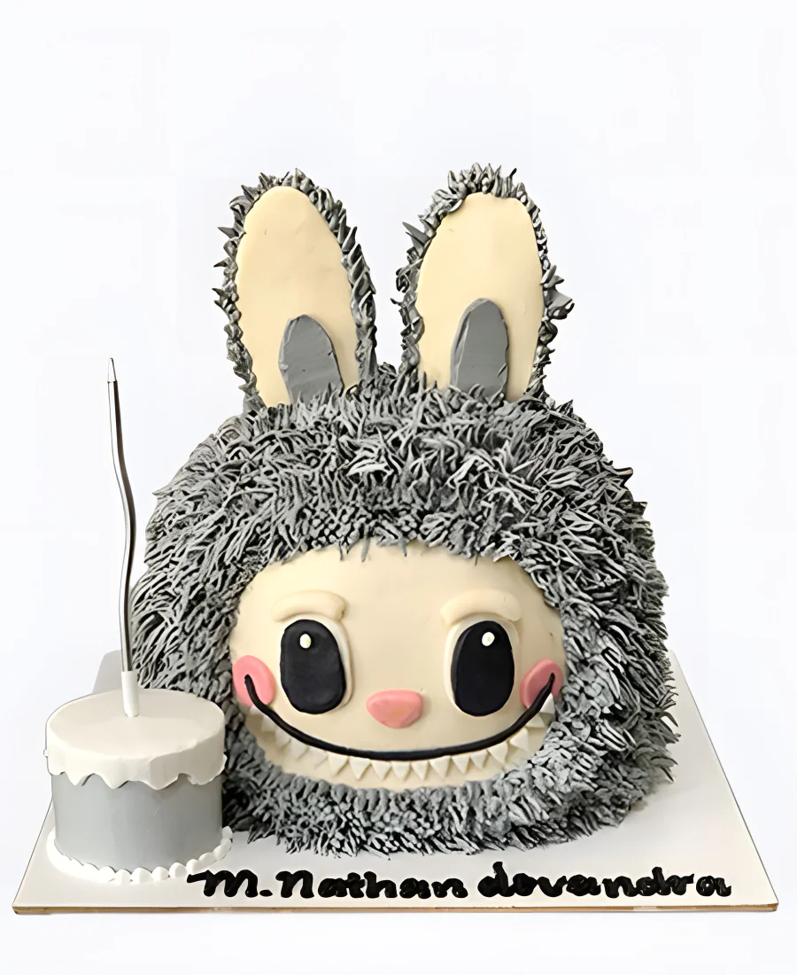 Торт Лабубу серый с тортом Торт Лабубу серый с тортом Фото