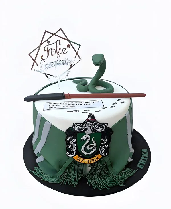 Торт на день рождения Гарри Поттер в тематике Слизерин с шарфом и змеей Фото
