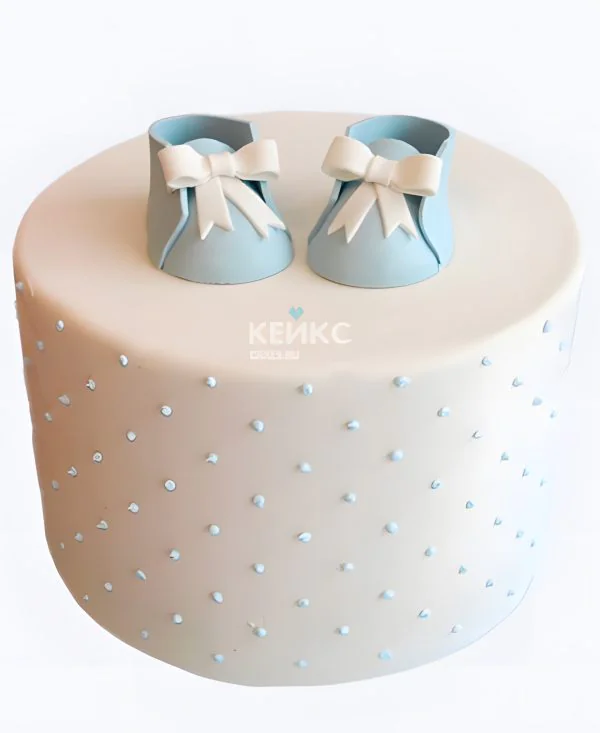 Торт на рождение ребенка с пинетками и бусинами скоро буду Торт на рождение ребенка с пинетками и бусинами скоро буду Фото