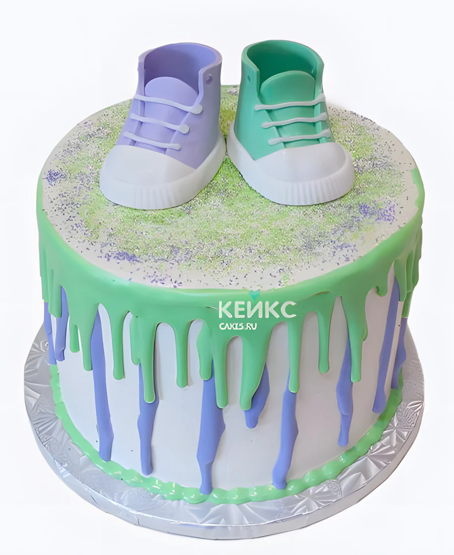 Торт на рождение ребенка с разноцветными ботиночками Фото