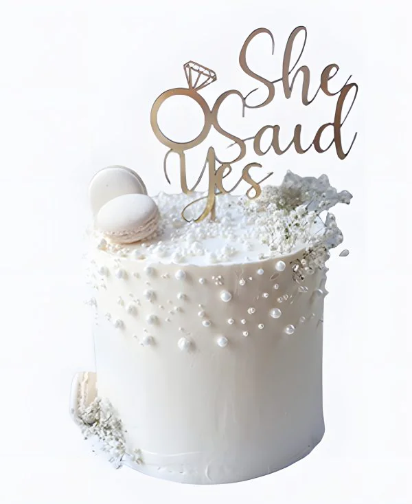 Торт на сватовство с бусинами и макарунами Торт на сватовство с бусинами и макарунами Фото