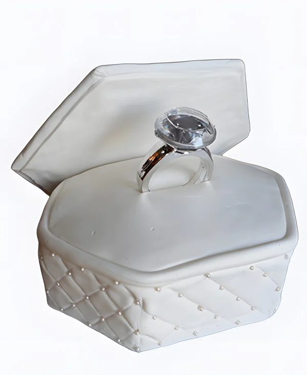 Торт на сватовство в виде белой коробочки с кольцом Торт на сватовство в виде белой коробочки с кольцом Фото