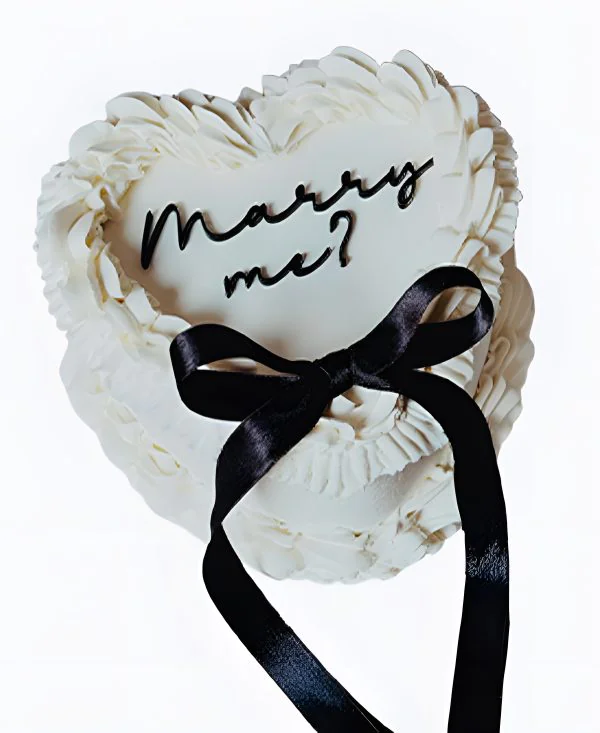 Торт на сватовство в виде сердца с черным бантом Торт на сватовство в виде сердца с черным бантом Фото