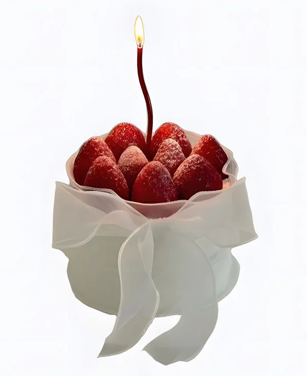 Торт с клубникой и бантом Фото