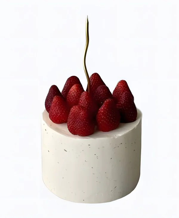 Торт с клубникой и свечкой Фото