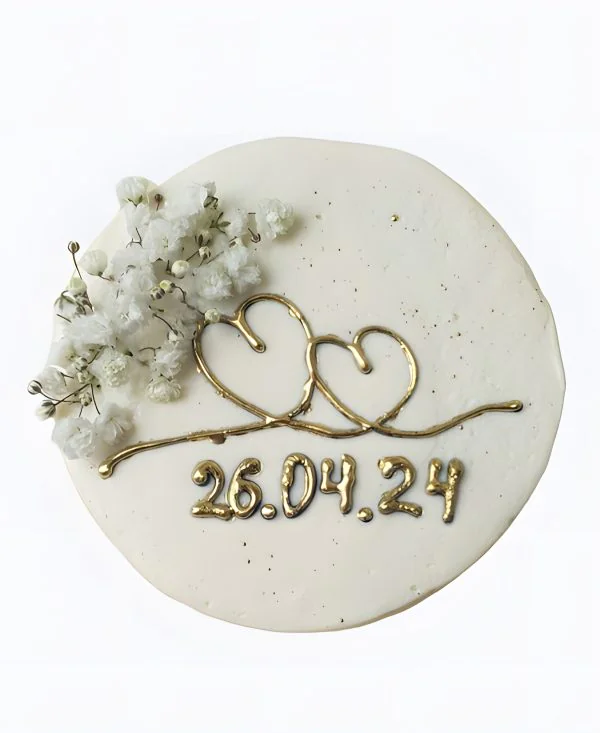 Торт с золотой датой и цветами Фото