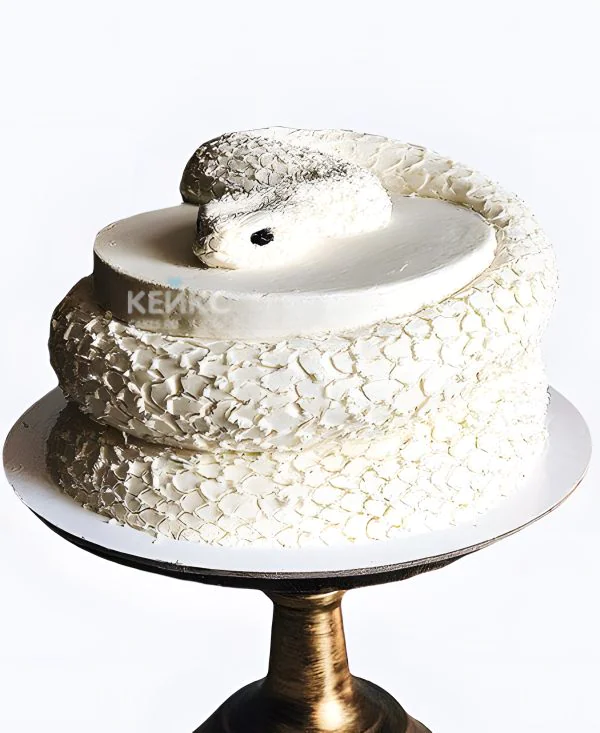 Торт белоснежный со змеей Фото