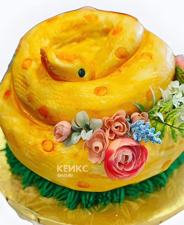 Торт Желтая змея с цветами Фото