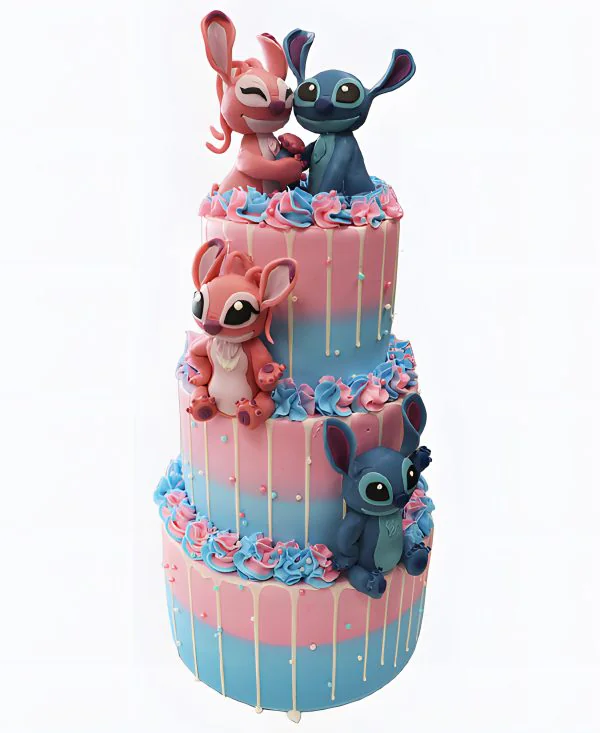 Торт трехъярусный с фигурками и кремовыми розами Фото