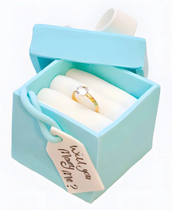 Торт в виде коробочки с кольцом на сватовство Торт в виде коробочки с кольцом на сватовство Фото