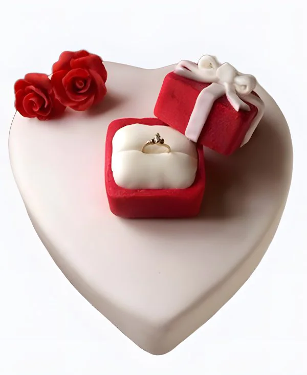 Торт в виде сердца на сватовство с кольцом и розами Торт в виде сердца на сватовство с кольцом и розами Фото