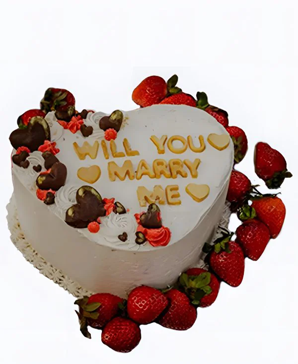 Торт в виде сердца с клубникой на сватовство Торт в виде сердца с клубникой на сватовство Фото