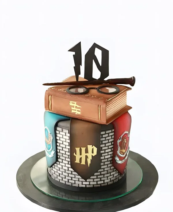 Тортик на день рождения Гарри Поттер с восхитительной книгой на 10 лет Фото