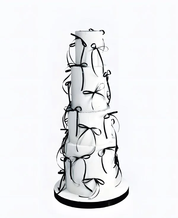 Тредовый торт на свадьбу с черными бантиками Тредовый торт на свадьбу с черными бантиками Фото