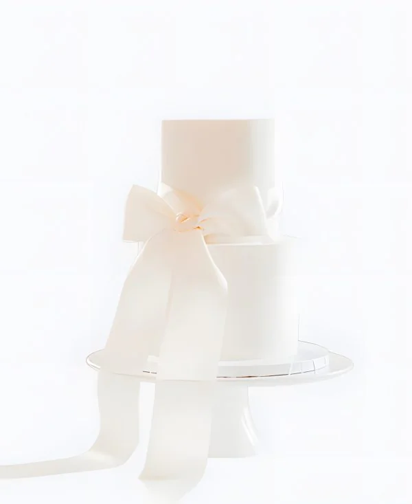 Тредовый торт с большим белым бантом на свадьбу Тредовый торт с большим белым бантом на свадьбу Фото